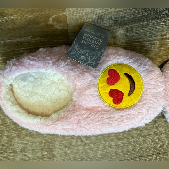 Women’s Sherpa Slippers - Size 8-10 - Pink - NWT - Picture 4 of 6